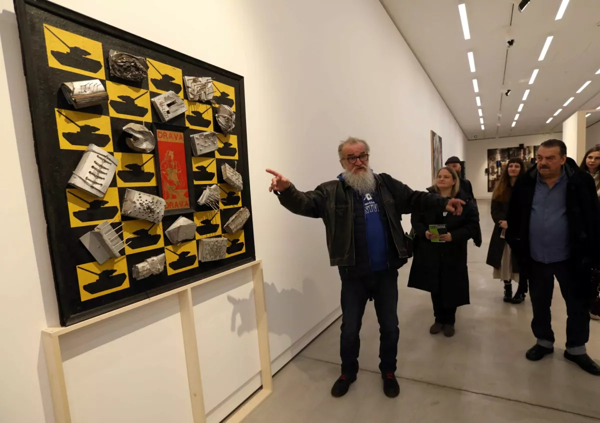 Umetnik Terrah in njegova &raquo;arheolo&scaron;ko-umetni&scaron;ka najdba&laquo;.&nbsp;&nbsp;&nbsp; &nbsp;Foto: Tomaž Skale