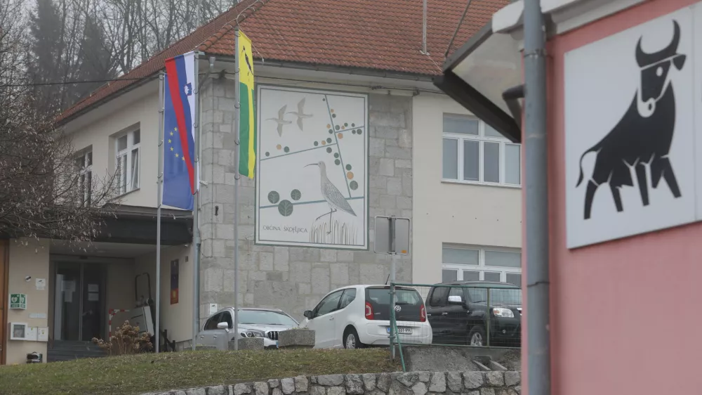 Kar pet svetnikov občine &Scaron;kofljica je prejelo globo protikorupcijske komisije zaradi kr&scaron;enja določb o nasprotju interesov. Pri tem se zagovarjajo, da je sporni način dela dolgoletna praksa v občini in da niso bili primerno poučeni. Foto: Jaka Gasar&nbsp;