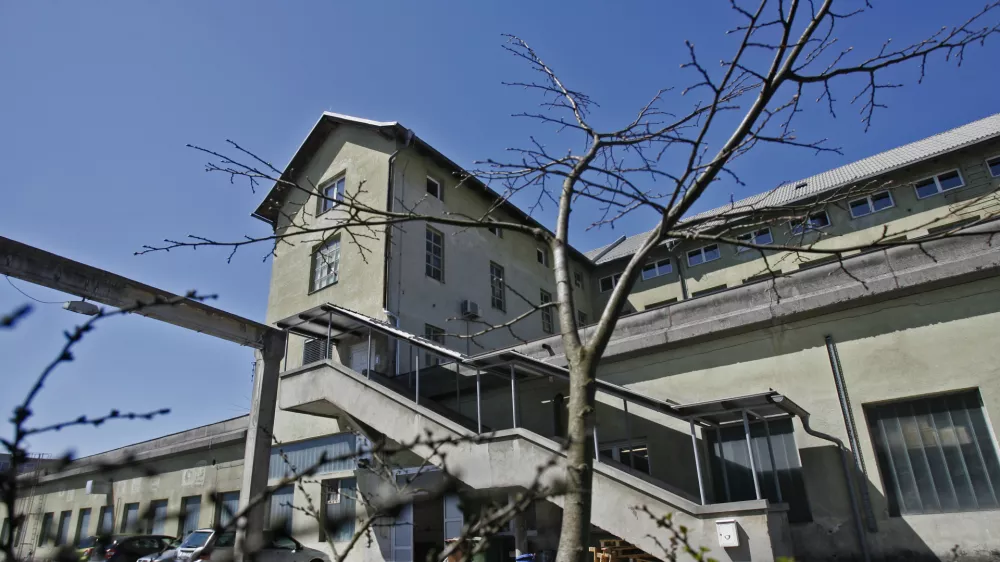 - nekdanja tovarna pohi&scaron;tva Stol Kamnik, Ljubljanska cesta 45, Duplica pri Kamniku, stavba//FOTO: Tomaž Skale 