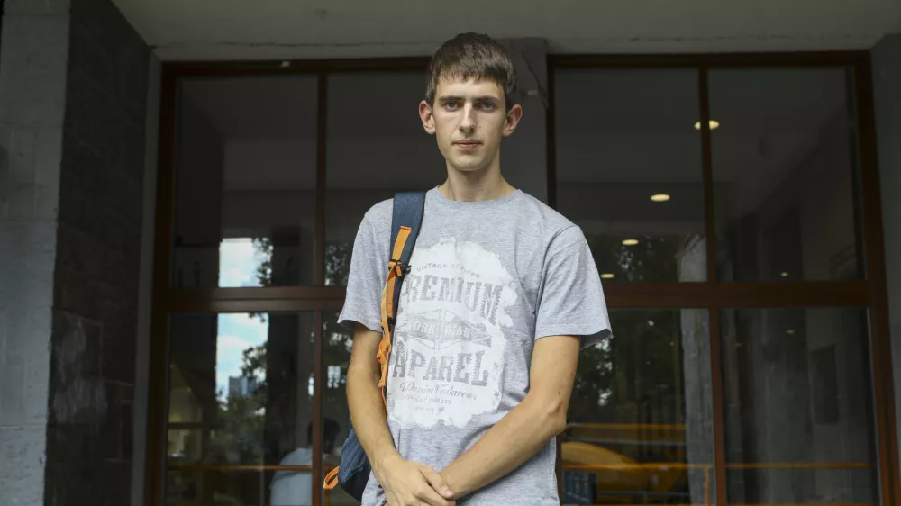 Peter Andol&scaron;ek iz Ribnice je od oktobra lani &scaron;tudent ljubljanske fakultete za matematiko in fiziko, na mednarodni astronomski olimpijadi pa je prej&scaron;nje leto ponovno pometel s konkurenco.