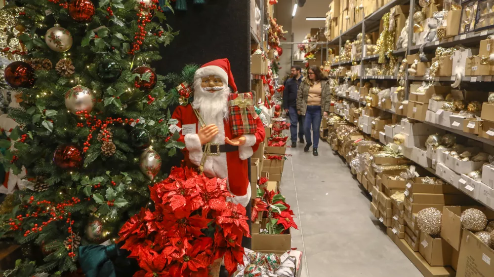 - novoletna jelka - - 18.11.2022 &ndash; Trgovina Promak, ponudba božično novoletnih dekoracij, Hladilni&scaron;ka pot 42 v Ljubljani - Zalog&nbsp;//FOTO: Luka Cjuha
