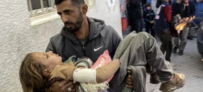 29 November 2024, Palestinian Territories, Gaza City: Palestinians transport injured children to Al Ahly Hospital following an Israeli army attack on a school. Photo: Hadi Daoud/APA Images via ZUMA Press Wire/dpa