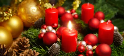 Advent wreath with one burning candle