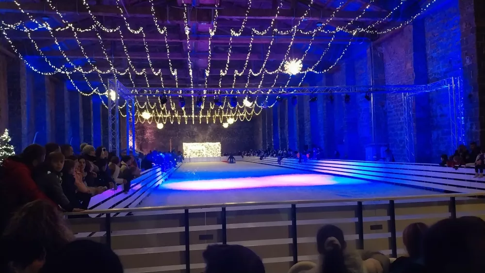 V nekdanjem skladi&scaron;ču soli Grando bodo obiskovalci &scaron;e vse do 5. januarja lahko drsali na največjem pokritem drsali&scaron;ču na Obali. F Vesna Levičnik 