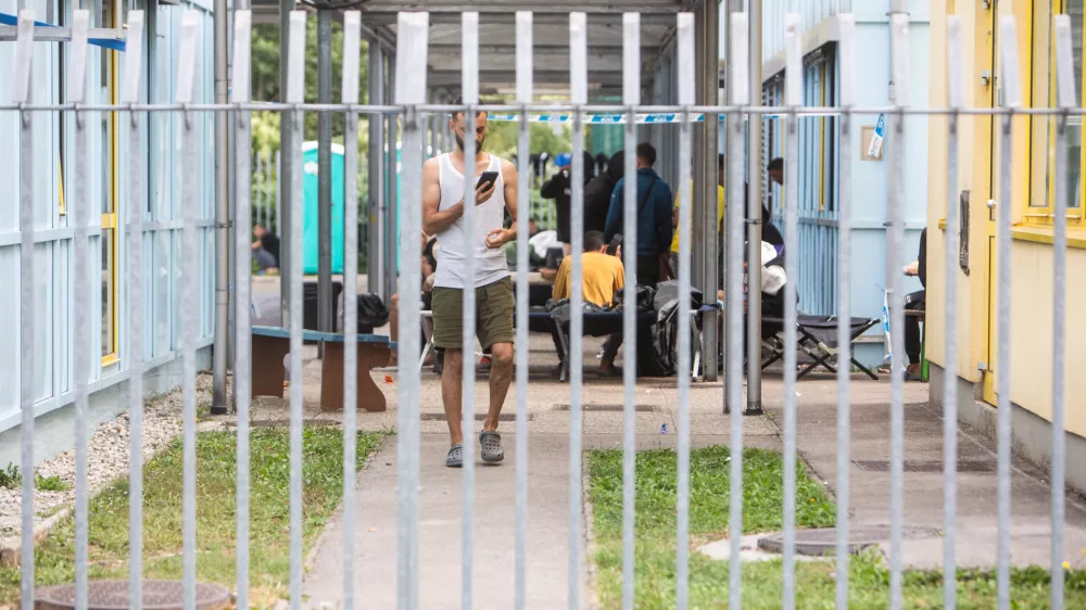 - migranti -- prezasedenosti azilnega doma - sprejme lahko največ 350 ljudi, trenutno jih je tam že 1200 - 15.09.2023 &ndash; Azilni dom Ljubljana - Urad Vlade republike Slovenije za oskrbo in integracijo Migrantov, Cesta v Gorice 15 v Ljubljani -Vič //FOTO: Bojan Velikonja