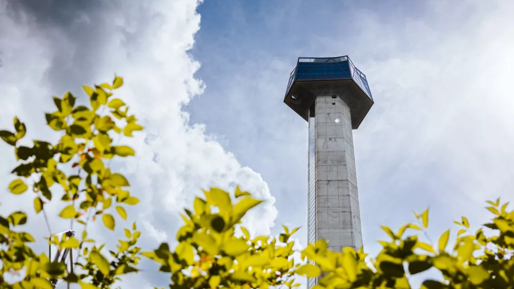 Stolp Kristal, ki se s svojim imenom in videzom poklanja eni od tradicij Roga&scaron;ke Slatine, steklarski obrti, je s 106 metri najvi&scaron;ja stavba v Sloveniji. Foto: arhiv JZ za turizem in kulturo Roga&scaron;ka Slatina