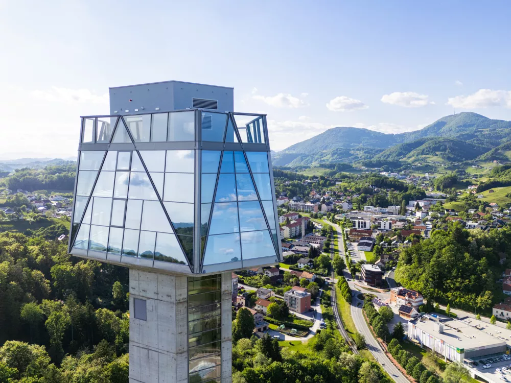 Urbano razgledi&scaron;če v svojih prvih mesecih obstoja privablja &scaron;tevilne obiskovalce. Foto: arhiv JZ za turizem in kulturo Roga&scaron;ka Slatina