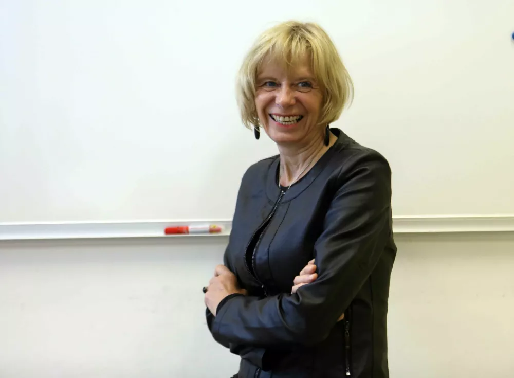 Alenka Plemelj Mohorič, vodja katedre za delovno terapijo na ljubljanski zdravstveni fakulteti: &raquo;&Scaron;tudentje delovne terapije se klinično usposabljajo v različnih zdravstvenih ustanovah in socialnih zavodih. V drugem letniku imajo klinične vaje na različnih klinikah v Ljubljani, klinikah Univerzitetnega kliničnega centra ali v socialnih zavodih, predvsem domovih za starej&scaron;e.&laquo;&nbsp;Foto: Tomaž Skale

&nbsp;