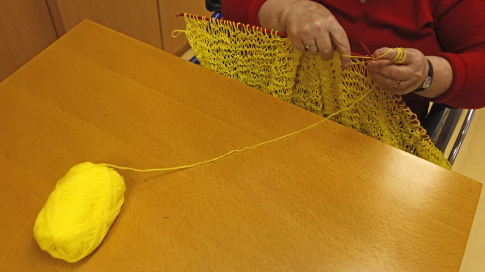 Delo delovnega terapevta se bo z uvajanjem zakona o dolgotrajni oskrbi raz&scaron;irilo tudi na delo zunaj zdravstvenih institucij. Foto: Jaka Gasar&nbsp;