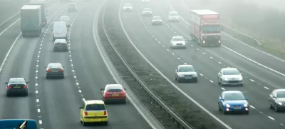 Vožnja ob slabši vidljivosti je zahtevna, a naj bi jo vozniki obvladali, saj je del učnega procesa. Ključno je, da prilagodimo hitrost in povečamo varnostno razdaljo, saj pričakujemo daljše zavorne poti in težje zaznavanje tveganj. Foto: Reuters