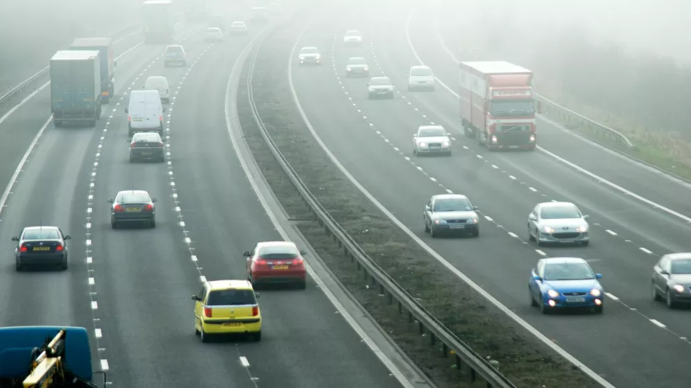 Vožnja ob slab&scaron;i vidljivosti je zahtevna, a naj bi jo vozniki obvladali, saj je del učnega procesa. Ključno je, da prilagodimo hitrost in povečamo varnostno razdaljo, saj pričakujemo dalj&scaron;e zavorne poti in težje zaznavanje tveganj. Foto: Reuters