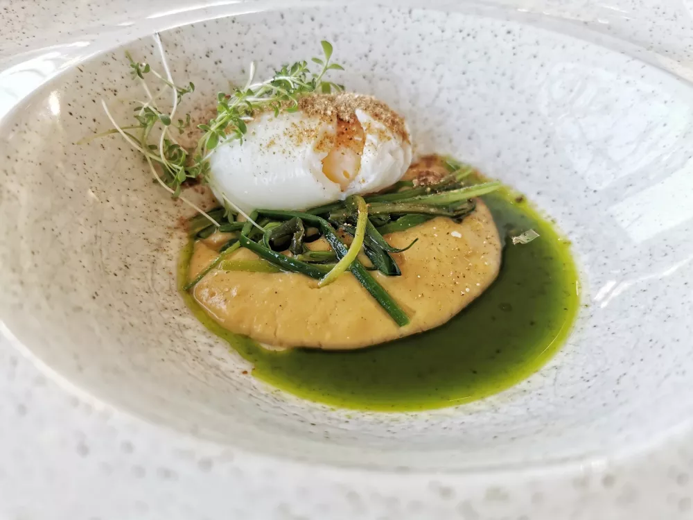 Po&scaron;irano jajce, por, koruzna krema in peter&scaron;iljevo olje, Restavracija 1906