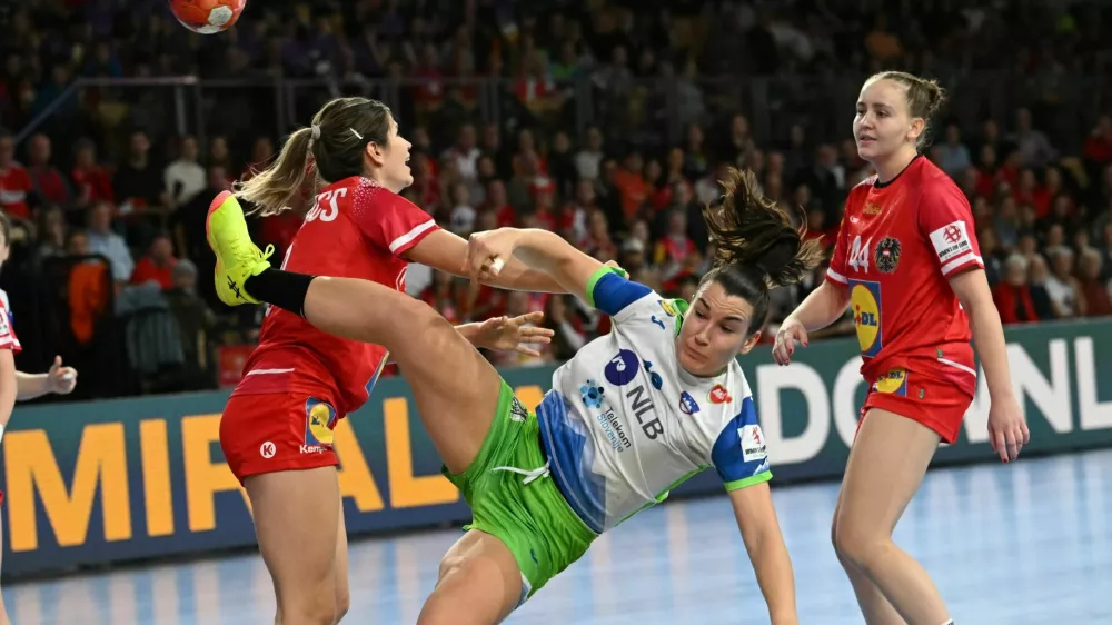 Tja&scaron;a Stanko (v sredini) in soigralke so si z zmago proti Avstriji priigrale &scaron;e najmanj &scaron;tiri tekme na EP. Foto: RZS