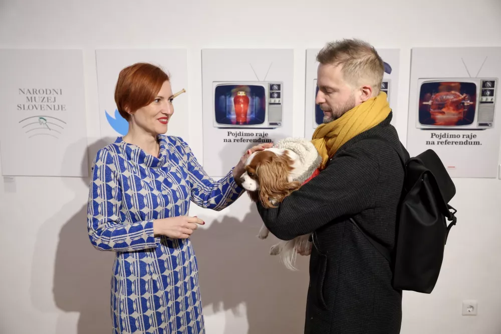 Tomato Ko&scaron;ir, Razstava Vizualni komentar, Galerijia Pre&scaron;ernovih nagrajencev Kranj, otvoritev, Asta Vrečko