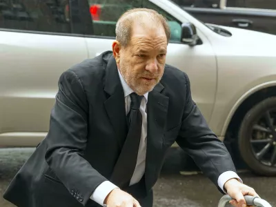 Osramočen Harvey Weinstein aprila na poti na sodi&scaron;če. F Reuters