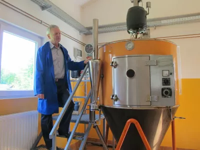 Skup&scaron;činski sklep, da se za dividende ne nameni del skoraj 20-milijonskega bilančnega dobička, bi mali delničarji lahko izpodbijali na sodi&scaron;ču. Na fotografiji je direktor Tanina Ivan Mirt v laboratoriju. Foto: Ernest Sečen