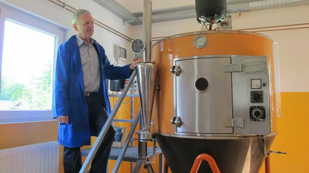 Skup&scaron;činski sklep, da se za dividende ne nameni del skoraj 20-milijonskega bilančnega dobička, bi mali delničarji lahko izpodbijali na sodi&scaron;ču. Na fotografiji je direktor Tanina Ivan Mirt v laboratoriju. Foto: Ernest Sečen