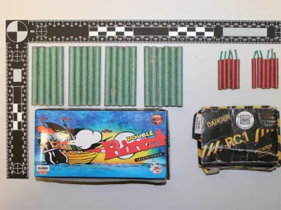 Neprimerna uporaba pirotehničnih izdelkov je težava vseh, zato policija star&scaron;e, skrbnike, učitelje in vzgojitelje prosi, naj&nbsp;opozarjajo na nevarnosti in možne posledice.&nbsp;F Policija&nbsp; 