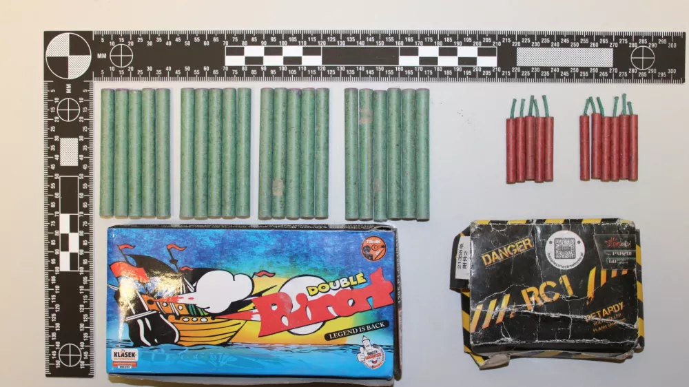 Neprimerna uporaba pirotehničnih izdelkov je težava vseh, zato policija star&scaron;e, skrbnike, učitelje in vzgojitelje prosi, naj&nbsp;opozarjajo na nevarnosti in možne posledice.&nbsp;F Policija&nbsp; 