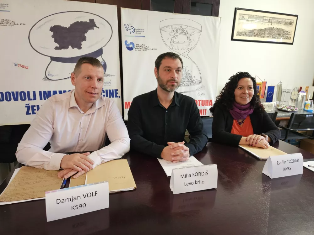 Predlog novele zakona o minimalni plači so predstavili (z leve) Damjan Volf, predsednik Konfederacije sindikatov 90, poslanec Miha Kordi&scaron; in Evelin Tožbar, predsednica konfederacije KNSS Neodvisnost. Foto: Veronika Rupnik Ženko