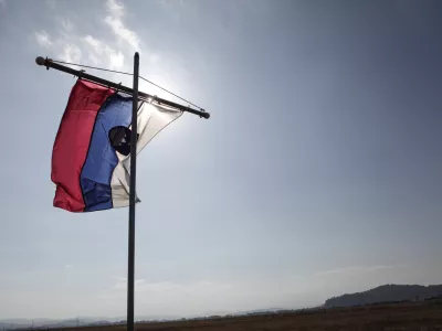  - simbolična fotografija 2014 - kmetijstvo, kmetijsko zemlji&scaron;če, poljedelstvo, rodovitno polje, slovenski pridelki - kupujemo slovensko, samooskrba, Slovenija - Evropa - slovenska in evropska zastava //FOTO: Luka Cjuha