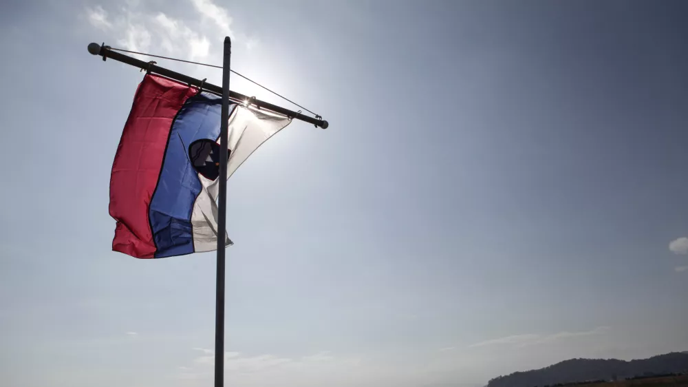  - simbolična fotografija 2014 - kmetijstvo, kmetijsko zemlji&scaron;če, poljedelstvo, rodovitno polje, slovenski pridelki - kupujemo slovensko, samooskrba, Slovenija - Evropa - slovenska in evropska zastava //FOTO: Luka Cjuha