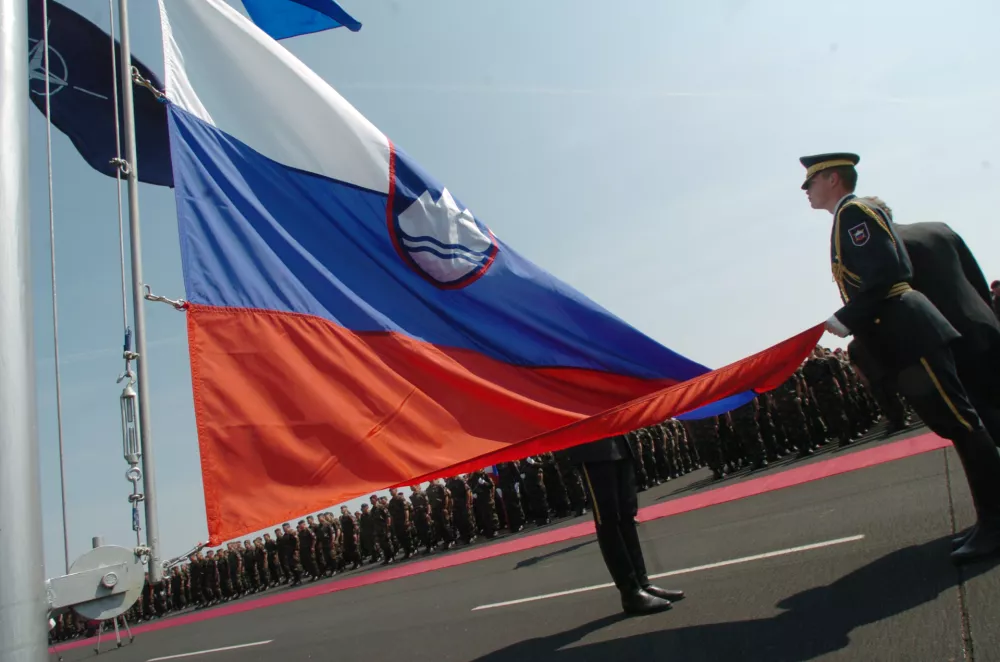 slovenska zastava, - 15. obletnica - Dan Slovenske vojske SV - voja&scaron;ko letali&scaron;če Cerklje ob Krki, Slovenska vojska, , //FOTO: Bojan Velikonja  OPOMBA: ZA OBJAVO V ČASOPISU DNEVNIK