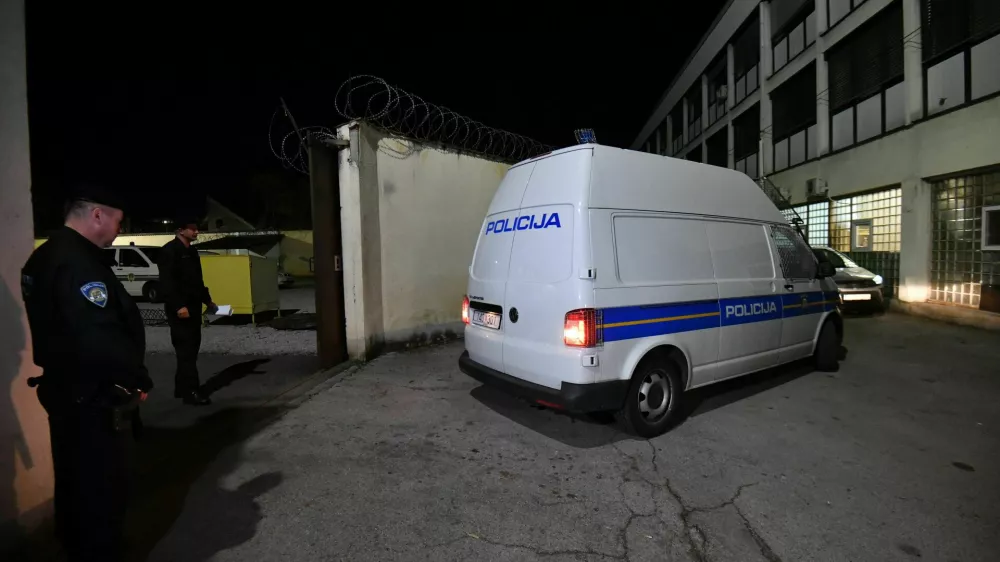 Star&scaron;a dojenčkov, trupli katerih so na&scaron;li zakopani na dvori&scaron;ču družinske hi&scaron;e blizu Varaždina, so po zasli&scaron;anju pred preiskovalnim sodnikom odvedli v pripor. 