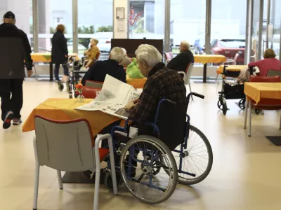 V družbi Deos določbo o nepridobitnosti socialnega varstva, če to v javni mreži izvajajo koncesionarji, ustavno izpodbijajo. Nasprotniki opozarjajo, da bi to lahko vodilo v nižanje kakovosti storitev in spodkopalo enako dostopnost. Fotografija je simbolična. Foto: Luka Cjuha&nbsp;