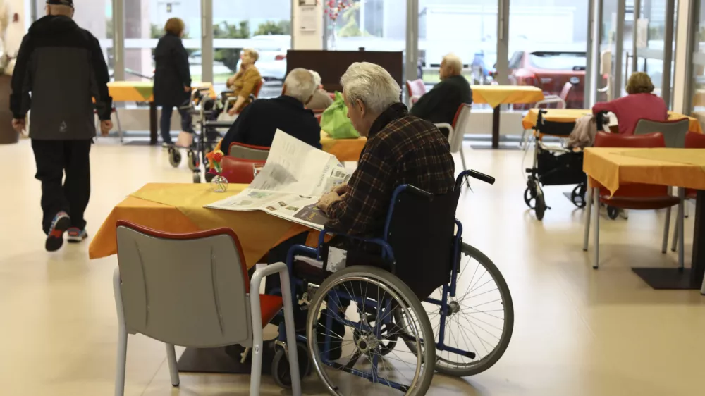 V družbi Deos določbo o nepridobitnosti socialnega varstva, če to v javni mreži izvajajo koncesionarji, ustavno izpodbijajo. Nasprotniki opozarjajo, da bi to lahko vodilo v nižanje kakovosti storitev in spodkopalo enako dostopnost. Fotografija je simbolična. Foto: Luka Cjuha&nbsp;