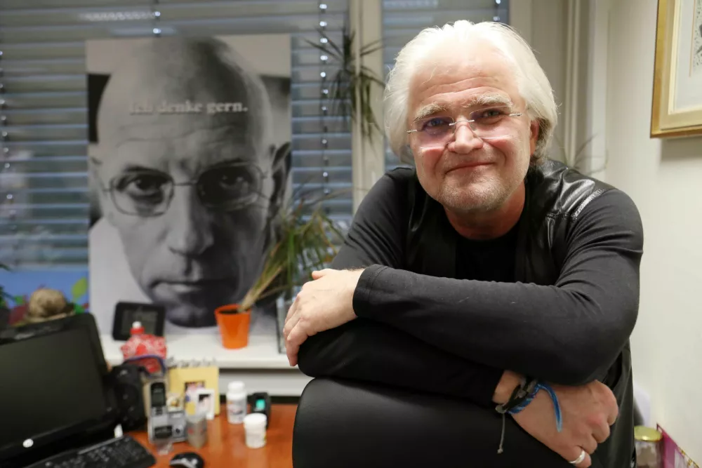 dr. Igor Ž. Žagar, direktor Pedago&scaron;kega in&scaron;tituta

Obdobja zbranosti &ndash; ta je prvi pogoj za branje, ki ni le sledenje črkam &ndash; se pri otrocih in mladostnikih zmanj&scaron;ujejo, ker se kognitivni aparat čedalje bolj prilagaja prisilni in vsepožirajoči digitalizaciji zaslonov in večopravilnosti.