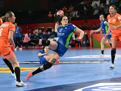 Nata&scaron;a Ljepoja (z žogo): Vsekakor so bile Nizozemke zrele za poraz, a tega na žalost nismo izkoristile. Foto: RZS