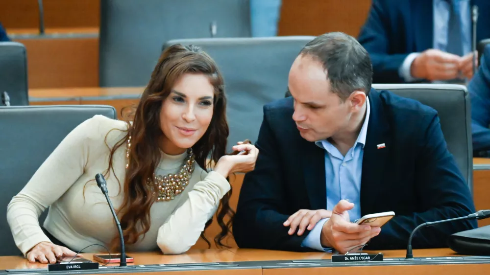 poslanca SDS Eva irgl in Anže Logar&nbsp;13.10.2023 &ndash; Državni zbor &ndash; 49.&nbsp;&nbsp;izredna seja DZ - odločali o predlogu kandidatke za novo ministrico za zdravje Valentine Prevolnik Rupel ter o predlogu za razre&scaron;itev ministrice za kmetijstvo, gozdarstvo in prehrano Irene &Scaron;inko;&nbsp;//FOTO: NIK ERIK NEUBAUER