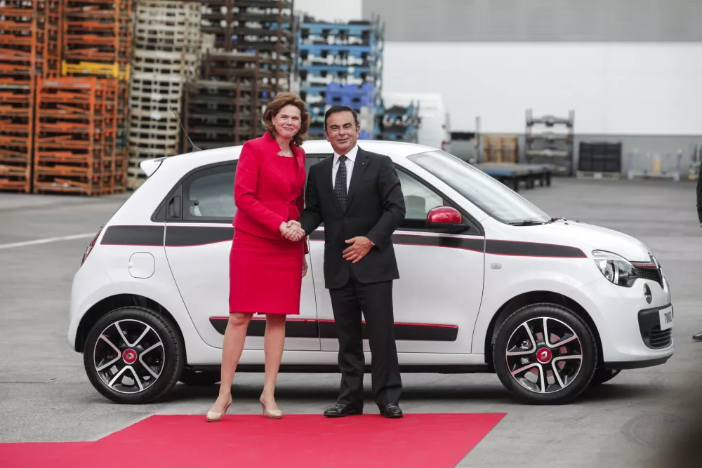 Leta 2014 je predsednik in glavni izvr&scaron;ni direktor Renaulta Carlos Ghosn skupaj s tedanjo predsednico slovenske vlade Alenko Bratu&scaron;ek prisostvoval odprtju nove proizvodne linije za novi model Renaultovega twinga v Novem mestu. Foto: Luka Cjuha&nbsp;