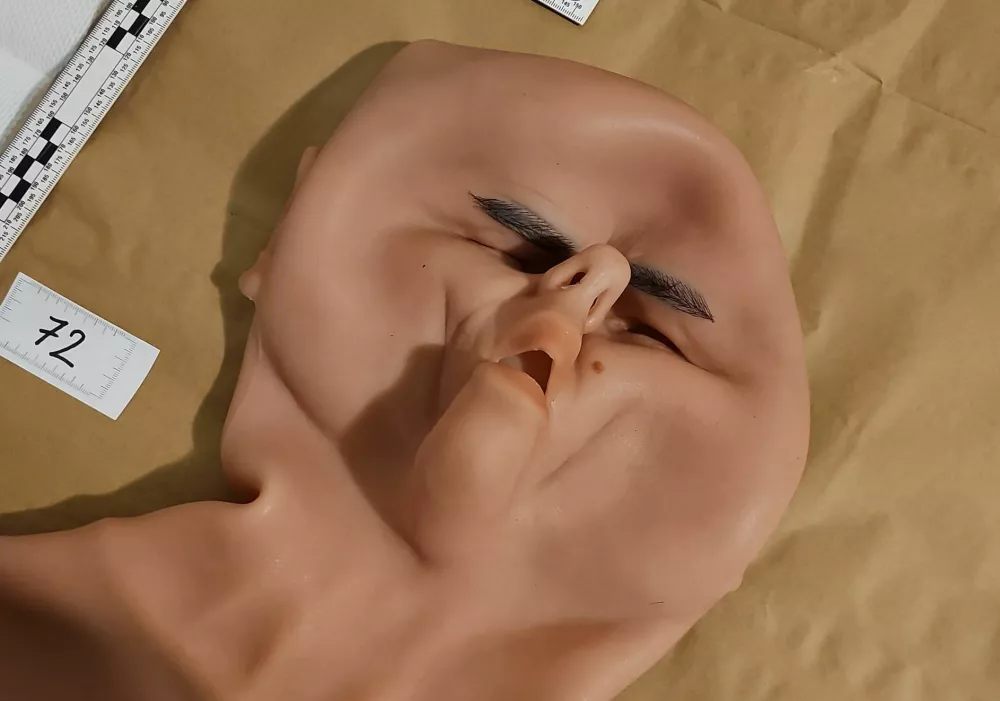 V hi&scaron;nih preiskavah osumljenih umora Satka Zovka so zasegli tudi &raquo;člove&scaron;ko&laquo; masko iz gume. 