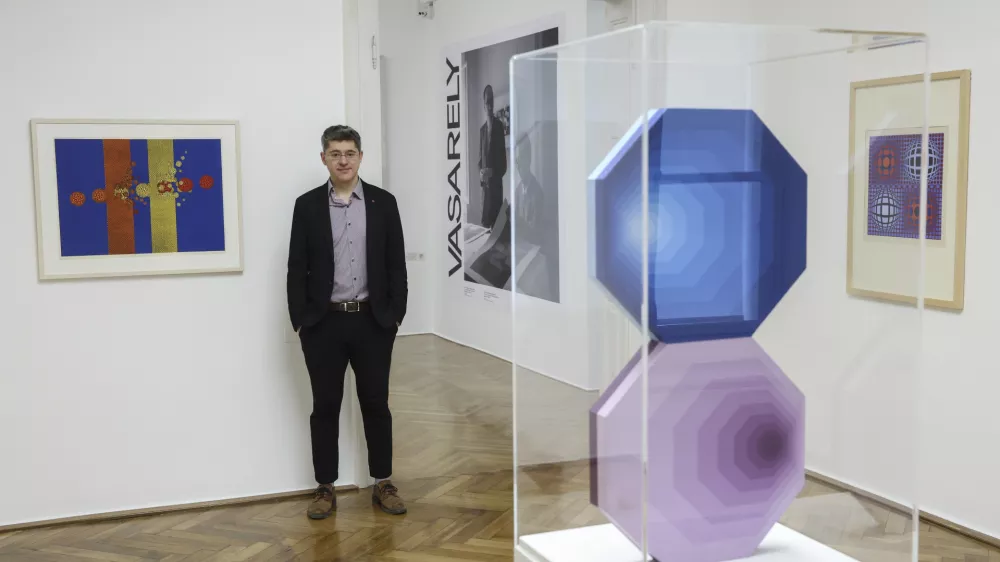 M&aacute;rton Orosz, direktor budimpe&scaron;kega muzeja Vasarely: &raquo;Umetnik je sku&scaron;al vzpostaviti univerzalni koncept in optično demokracijo, ki ni povezana s kulturnim ozadjem opazovalcev.&laquo; Foto: Jaka Gasar