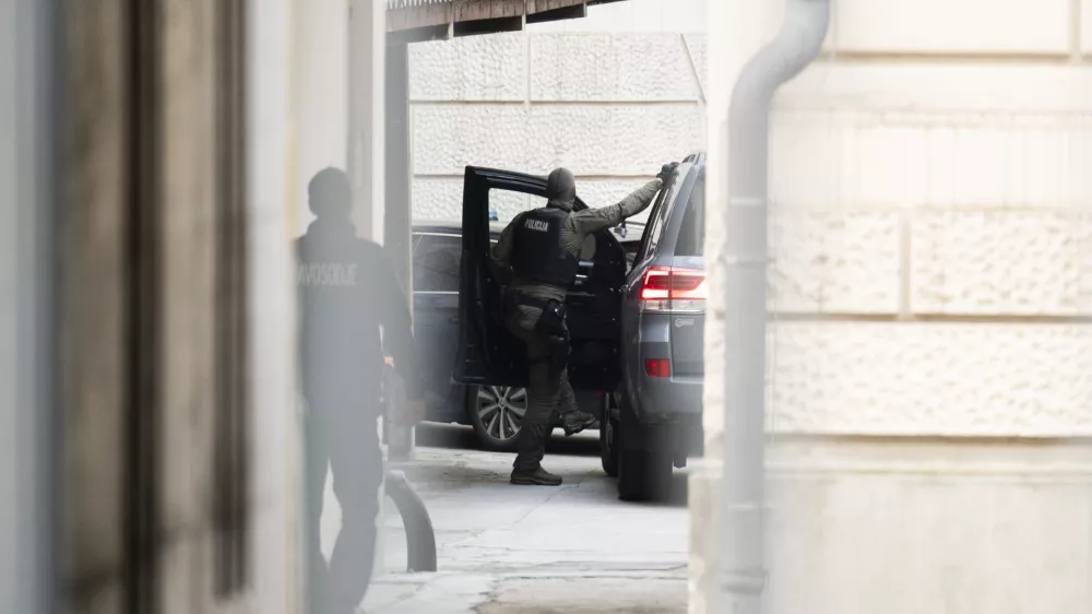 Policija Kriminal7.12.2024 Privedba treh osumljencev za mafijski umor Satka Zovka pred preiskovalnega sodnika. Okrožno sodi&scaron;če v Ljubljani. FOTO: Nik Erik Neubauer