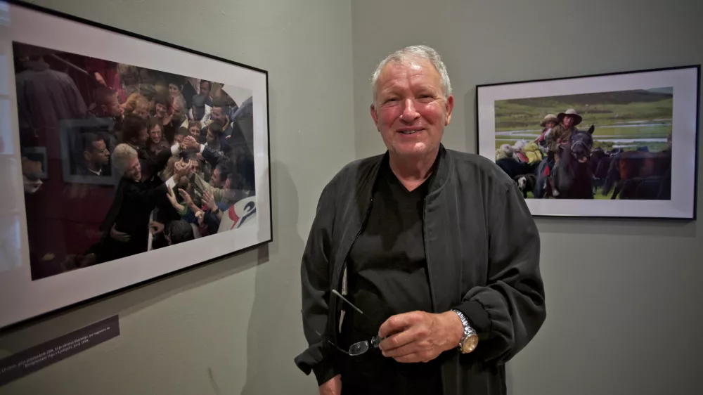 nekdanji fotoreporter in urednik fotografije časopisne hi&scaron;e Dnevnik Nace Bizilj doniral celoten fotografski arhiv Muzeju novej&scaron;e zgodovine Slovenije - donacija fotografskega opusa iz obdobja od 60. let 19. stoletja do preloma tisočletja, ki ga je nekdanji fotoreporter časopisne hi&scaron;e Dnevnik Nace Bizilj podaril Muzeju novej&scaron;e zgodovine Slovenije (MNZS). Za donacijo je prejel častno Valvasorjevo priznanje za leto 2010./FOTO: Jaka Adamič