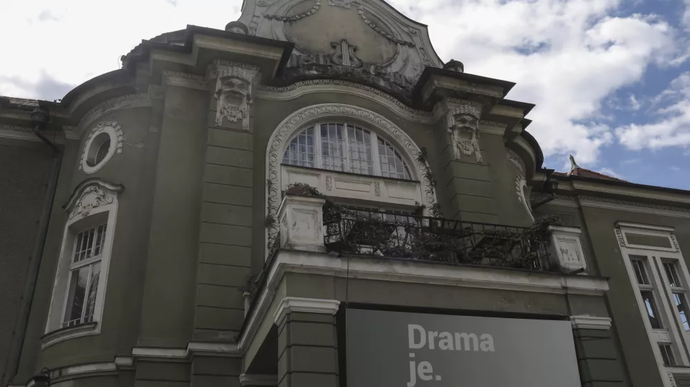 predsednik vlade dr. Robert Golob, ministrica za kulturo Asta Vrečko, ravnateljica gledali&scaron;ča SNG Vesna Jurca Tadel - 10.08.2022 &ndash; Slovensko narodno gledali&scaron;če SNG Drama Ljubljana &ndash; ogled dotrajane stavbe predsednika vlade dr. Roberta Goloba &ndash; //FOTO: Jaka Gasar