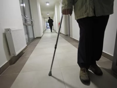 - Ilustrativna fotografija, upokojenci, starostniki- - oskrbovana stanovanja Murgle v lasti Javnega stanovanjskega sklada MOL, Mokr&scaron;ka ulica 16//FOTO: Luka Cjuha