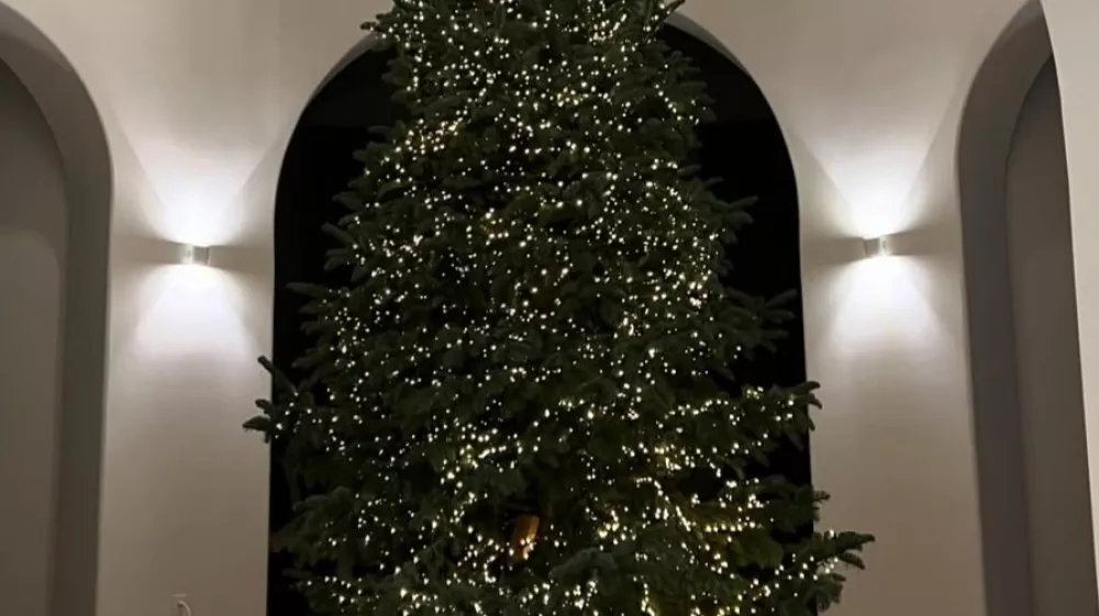 Letos ne boste nič zgre&scaron;ili, če boste svoje božično drevo okrasili minimalistično (levo) ali pa se boste odločili za romantično estetik &raquo;božiča Ralpha Laurena&laquo;. F IG/Kourtney Kardashian/Ralph Lauren