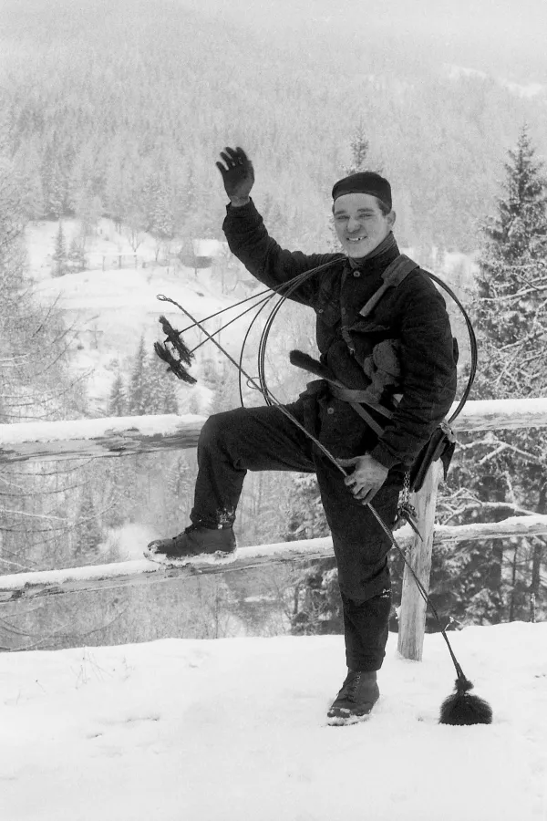 Prvi novoletni dan je povezan s prastarimi simboli, kot so pra&scaron;iček, dimnikar, podkev in &scaron;tiriperesna deteljica. / Foto: Marjan Ciglič, hrani Muzej novej&scaron;e in sodobne zgodovine Slovenije