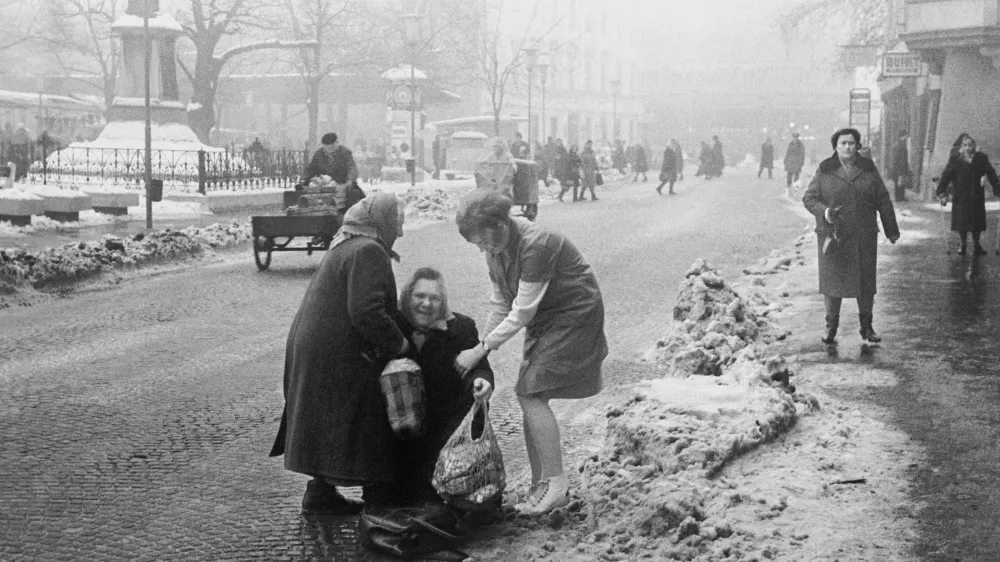 Na ledu je včasih komu tudi spodrsnilo. / Foto: Marjan Ciglič, hrani Muzej novej&scaron;e in sodobne zgodovine Slovenije