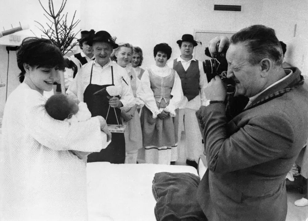 Prvega januarja je na&scaron; legendarni fotoreporter Marjan Ciglič pohitel v ljubljansko porodni&scaron;nico, da je v objektiv ujel prve novorojenčke v novem letu.&nbsp;/ Foto: Marjan Ciglič, hrani Muzej novej&scaron;e in sodobne zgodovine Slovenije