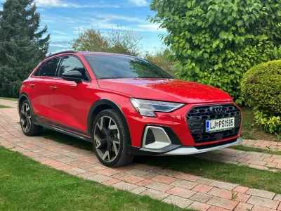 A3 naj bi kmalu postal vstopni audi, v različici allstreet pa se spogleduje s &scaron;portnimi terenci, saj se sedi nekoliko vi&scaron;je. Foto: Matej &Scaron;takul