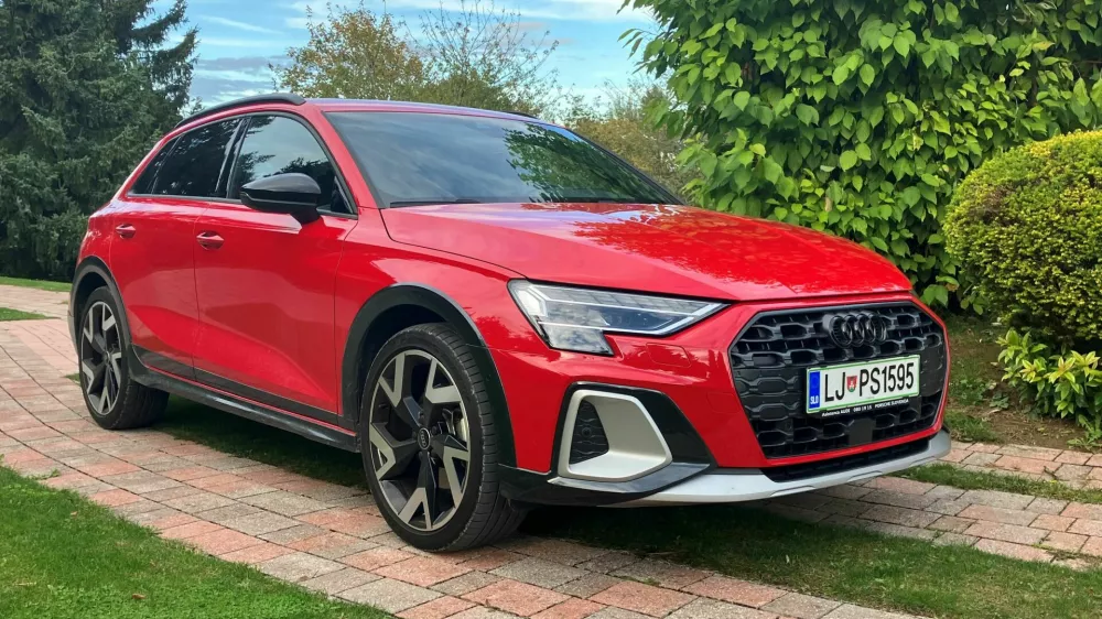 A3 naj bi kmalu postal vstopni audi, v različici allstreet pa se spogleduje s &scaron;portnimi terenci, saj se sedi nekoliko vi&scaron;je. Foto: Matej &Scaron;takul