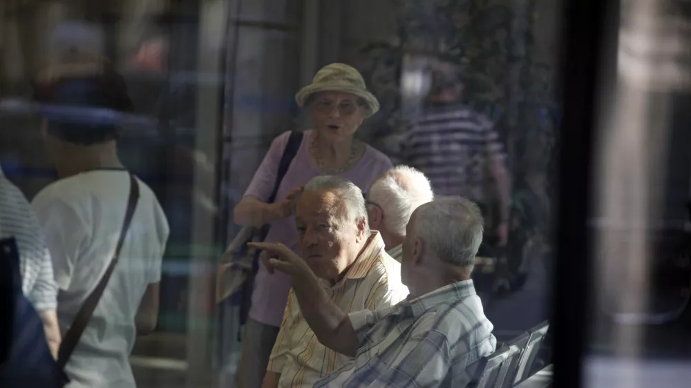 - Ilustrativna fotografija,starej&scaron;i občani, upokojenci, pokojnina, pokojninska reforma- ZPIZ (Zavod za pokojninsko in invalidsko zavarovanje Slovenije)//FOTO: Luka CjuhaOPOMBA: ZA OBJAVO V ČASOPISU DNEVNIK