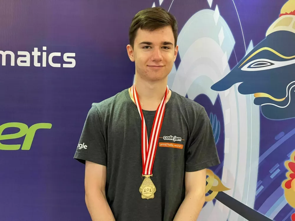 Benjamin Bajd je pred dvema letoma na 34. mednarodni računalni&scaron;ki olimpijadi v Indoneziji osvojil prvo zlato odličje za Slovenijo na tem tekmovanju.

Fotografija: arhiv ZOTKS