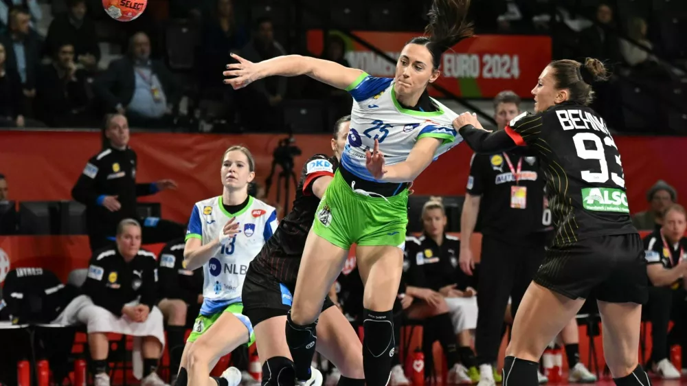 Ivona Barukčić (z žogo) in soigralke so proti Nemčiji doživele četrti poraz na leto&scaron;njem EP. Foto: RZS