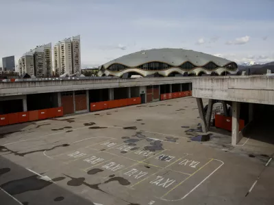 - parkiri&scaron;če TAXI - -- 07.03.2017 - &Scaron;portni park Stožice - nedokončan trgovski center - kompleks - stavba -    //FOTO: Luka Cjuha. 